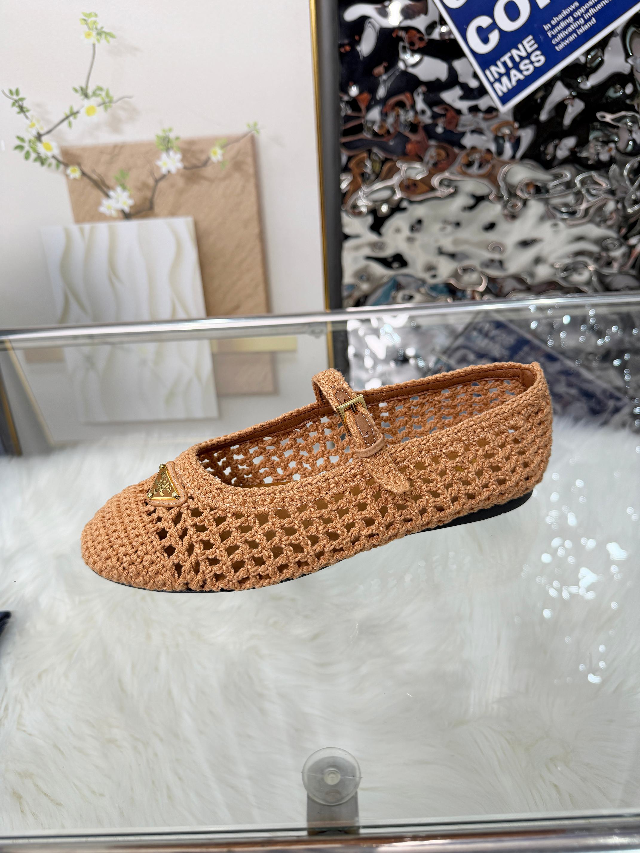 PRADA 26S MARY JANE FLATS IN BROWN WOVEN RAFFIA WITH TRIANGLE LOGO