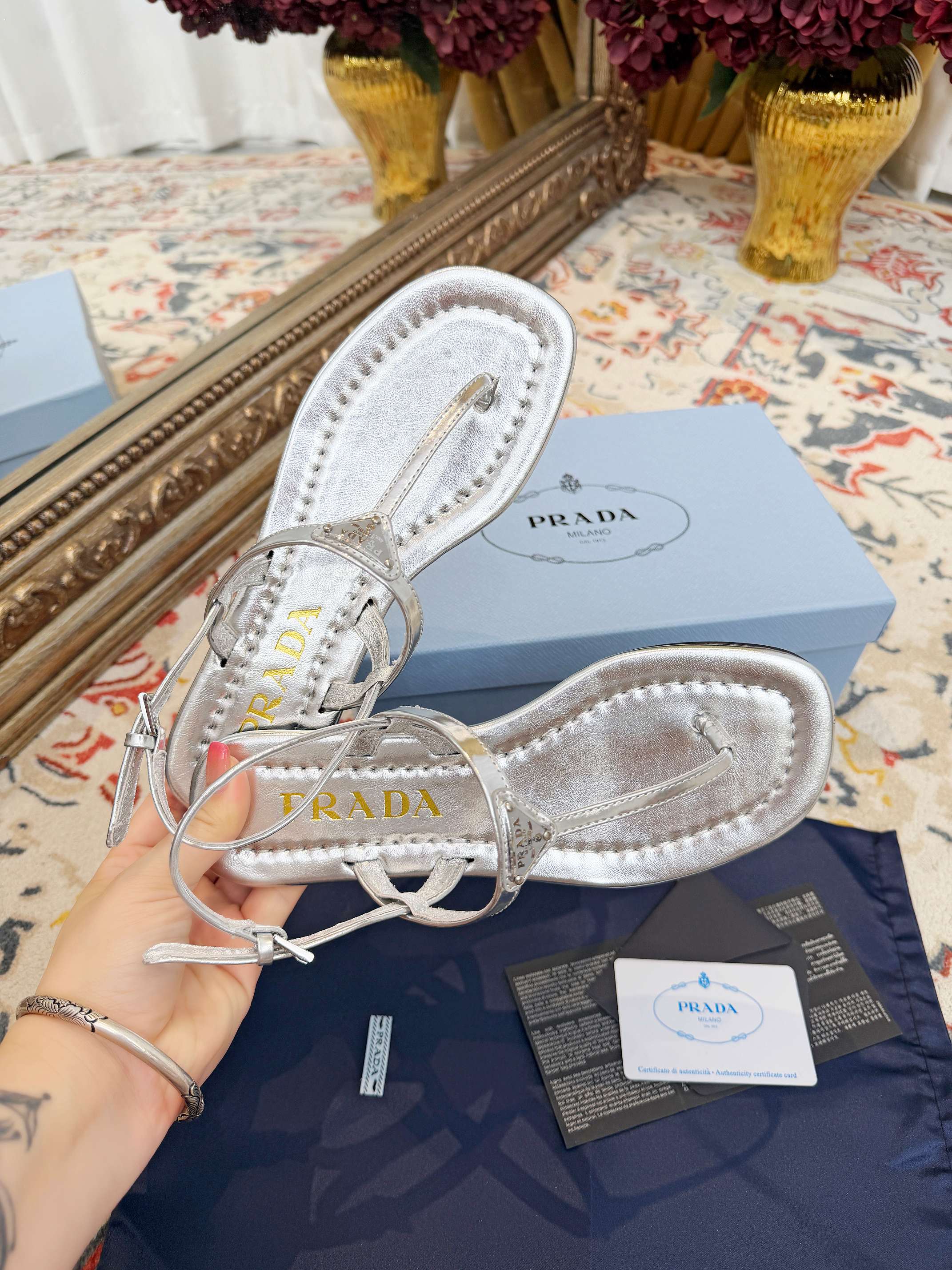 PRADA 26S THONG SANDALS IN SILVER CALFSKIN TRIANGLE LOGO