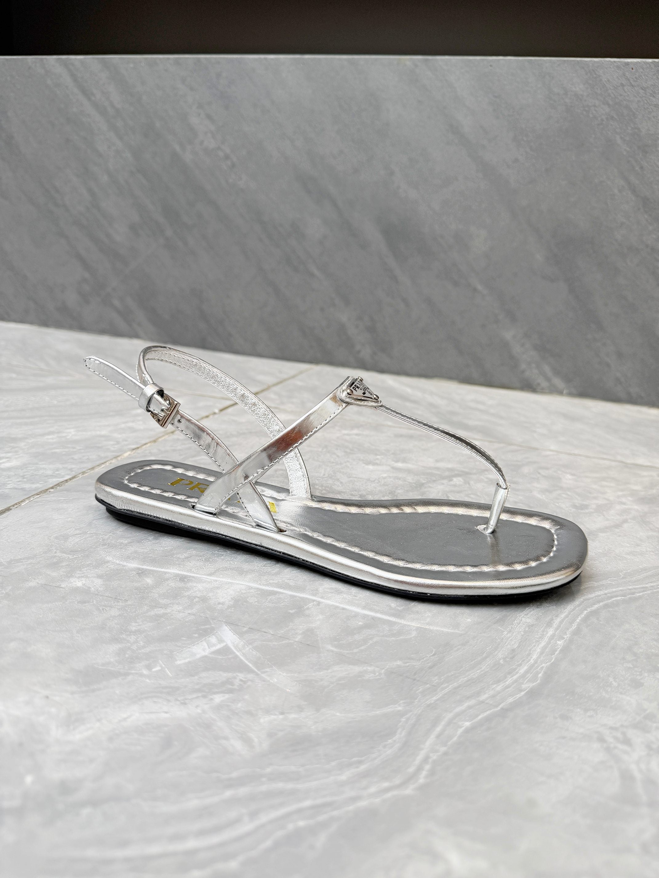 PRADA 26S THONG SANDALS IN SILVER CALFSKIN TRIANGLE LOGO