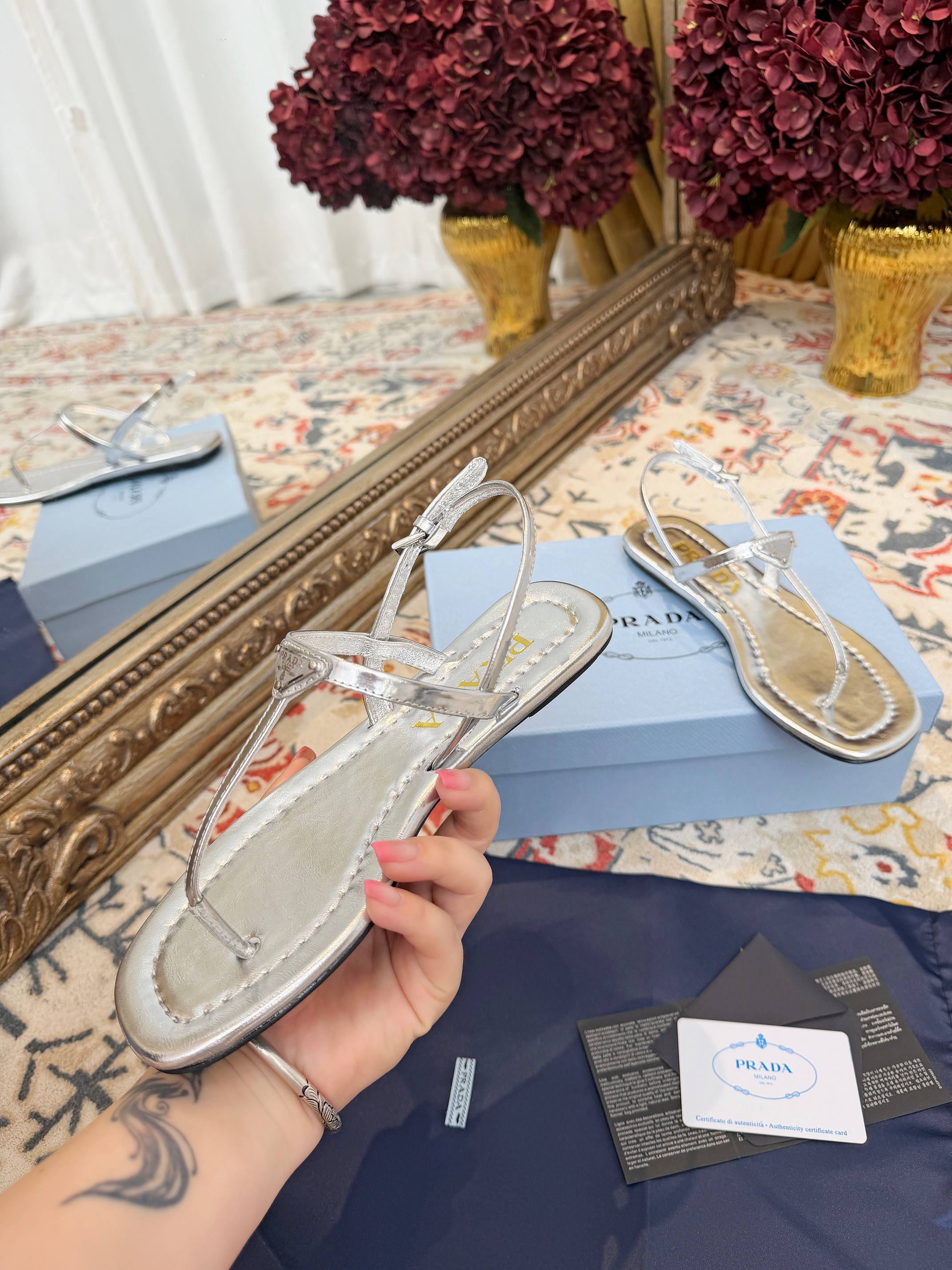PRADA 26S THONG SANDALS IN SILVER CALFSKIN TRIANGLE LOGO