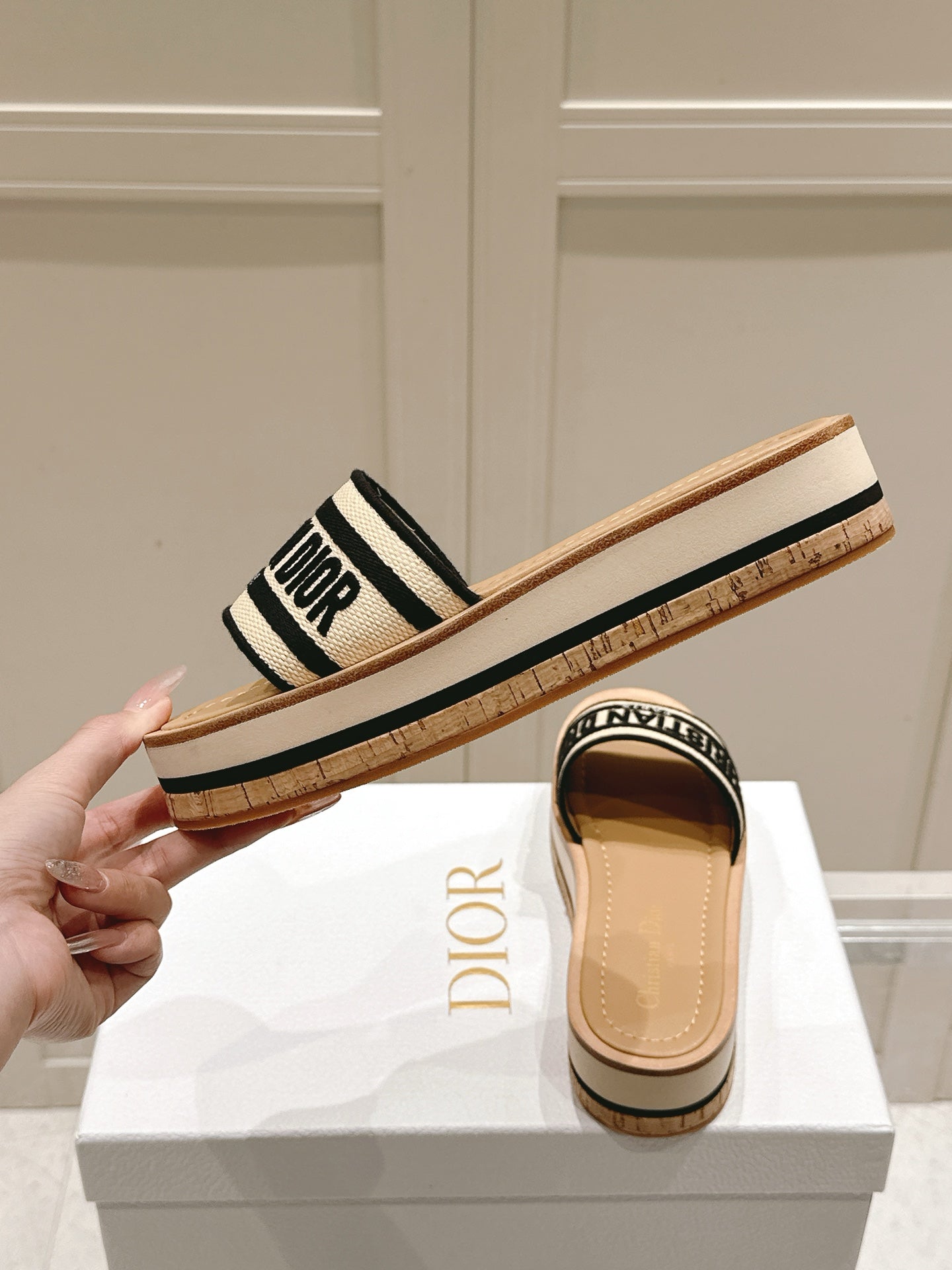 DWAY WEDGE SLIDES 45MM IN BEIGE AND BLACK FABRIC RAFFIA SOLE