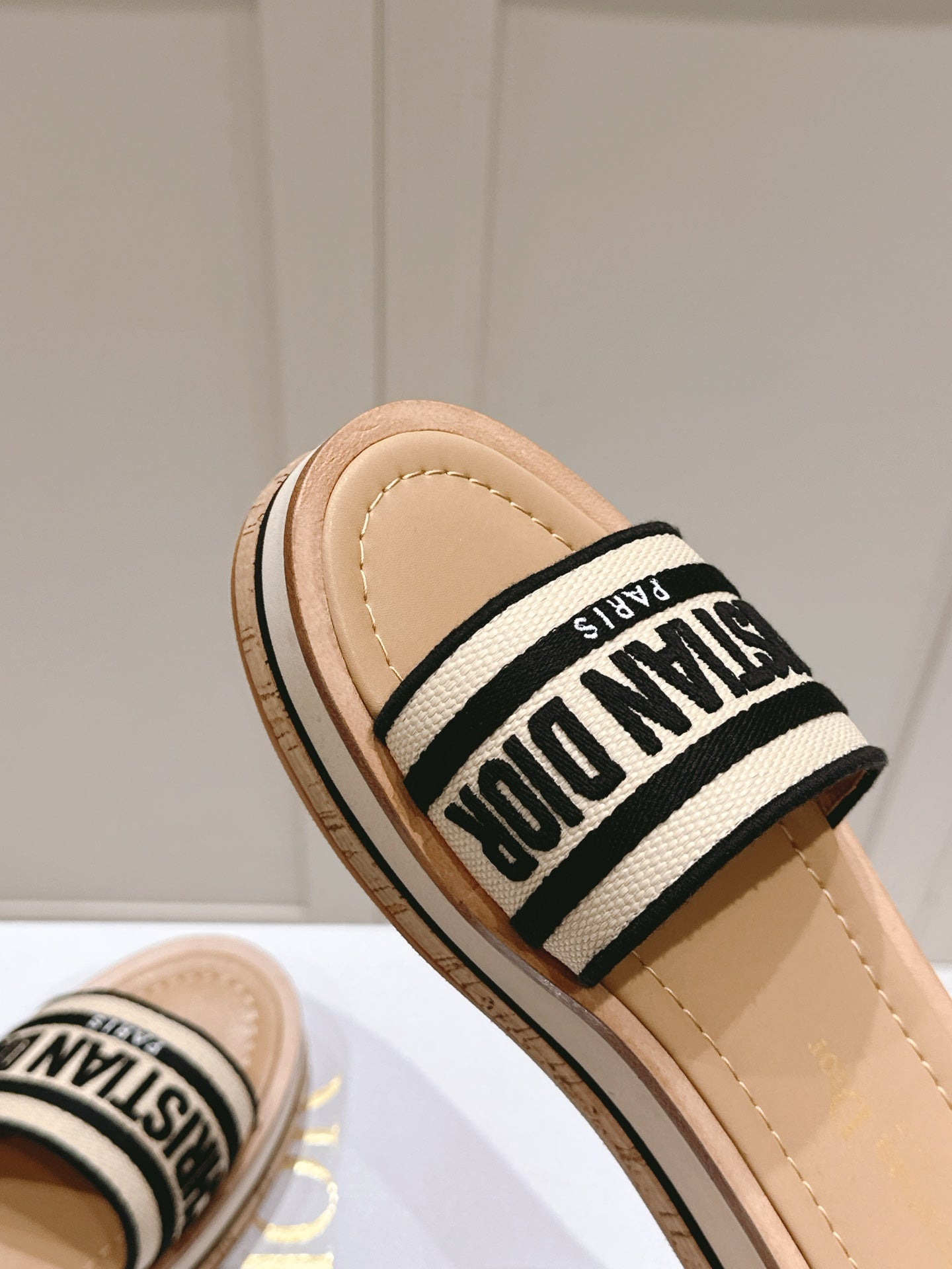 DWAY WEDGE SLIDES 45MM IN BEIGE AND BLACK FABRIC RAFFIA SOLE