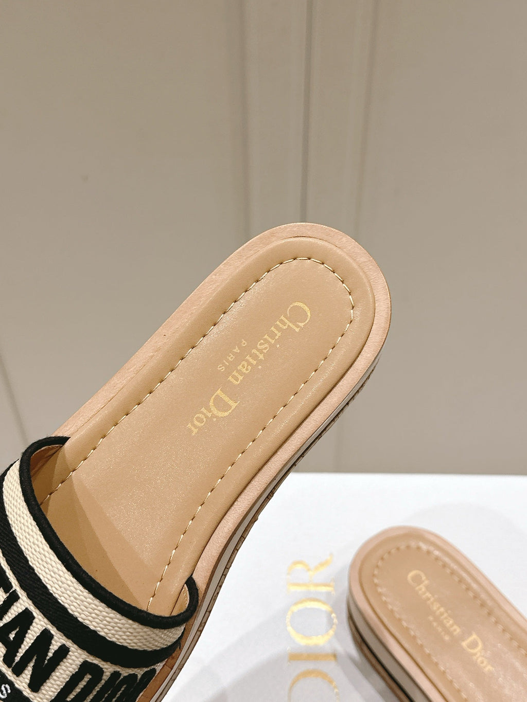 DWAY WEDGE SLIDES 45MM IN BEIGE AND BLACK FABRIC RAFFIA SOLE