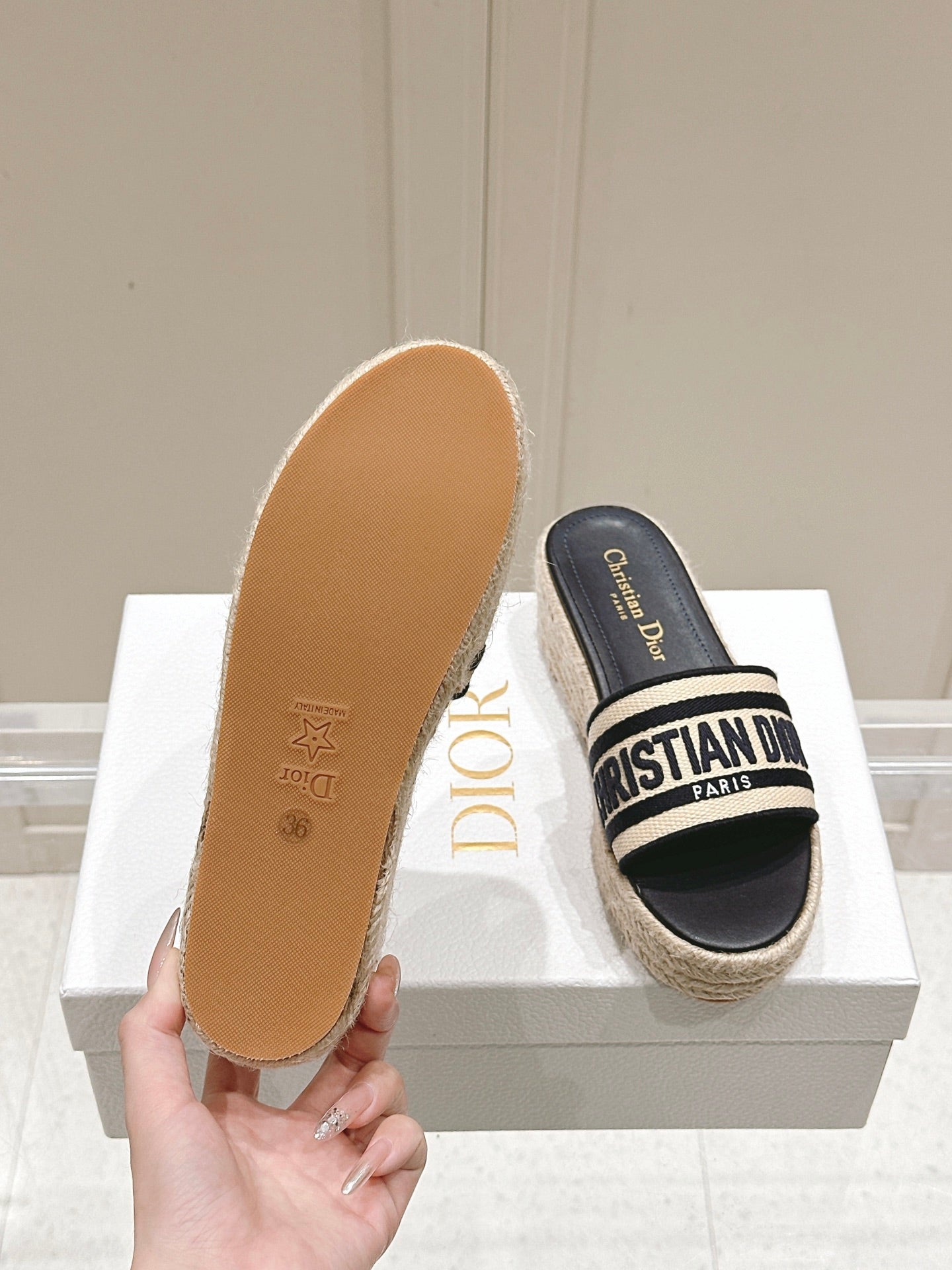 DWAY WEDGE SLIDES 45MM IN BLACK AND BEIGE FABRIC RAFFIA SOLE