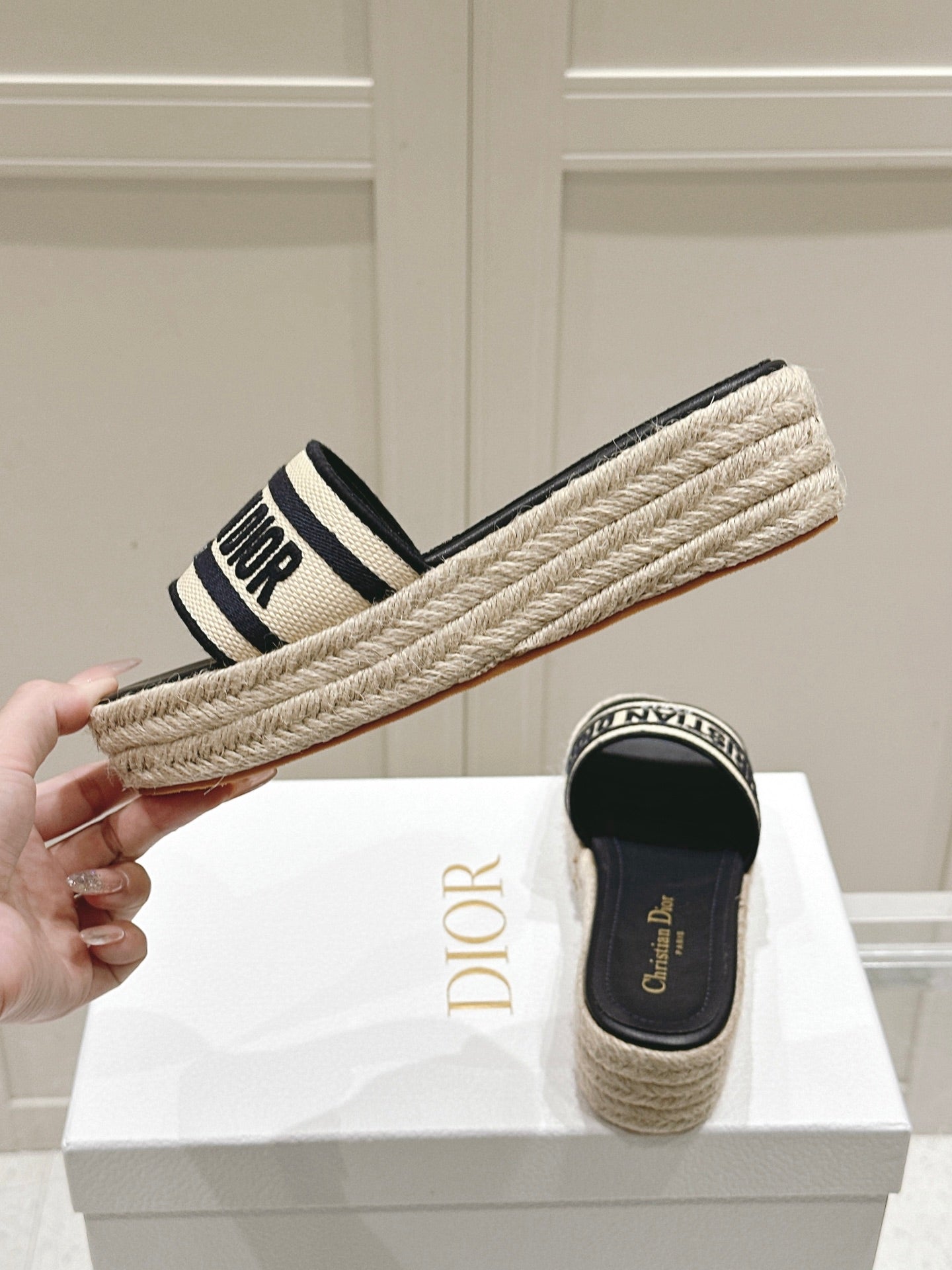 DWAY WEDGE SLIDES 45MM IN BLACK AND BEIGE FABRIC RAFFIA SOLE