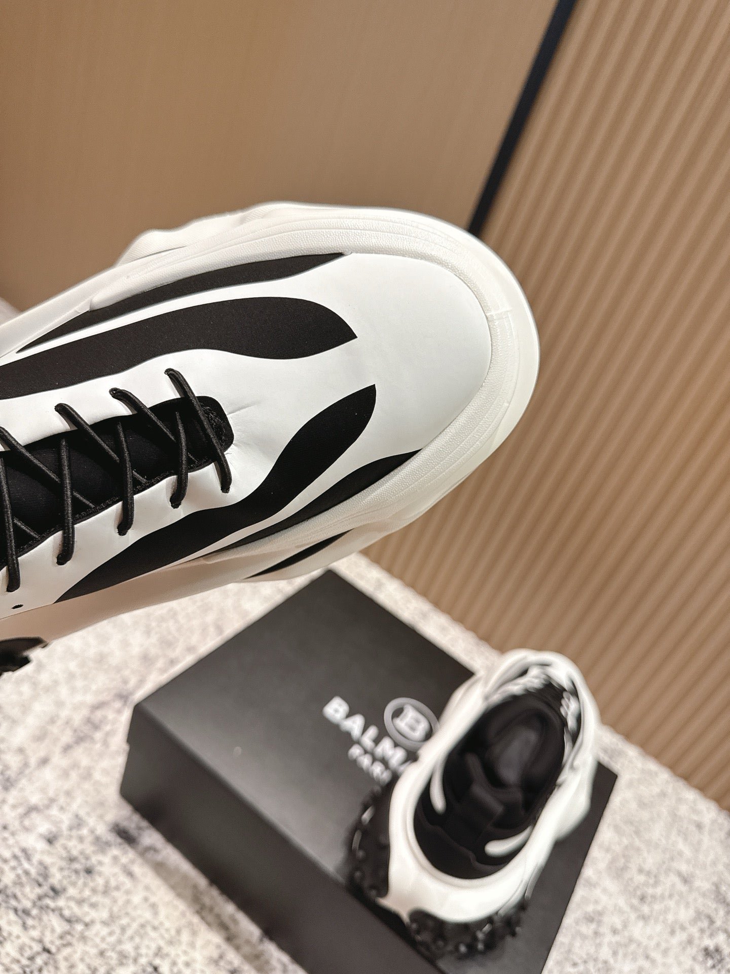 BALMAIN 26S SNEAKERS 60 MM IN WHITE AND BLACK CALFSKIN