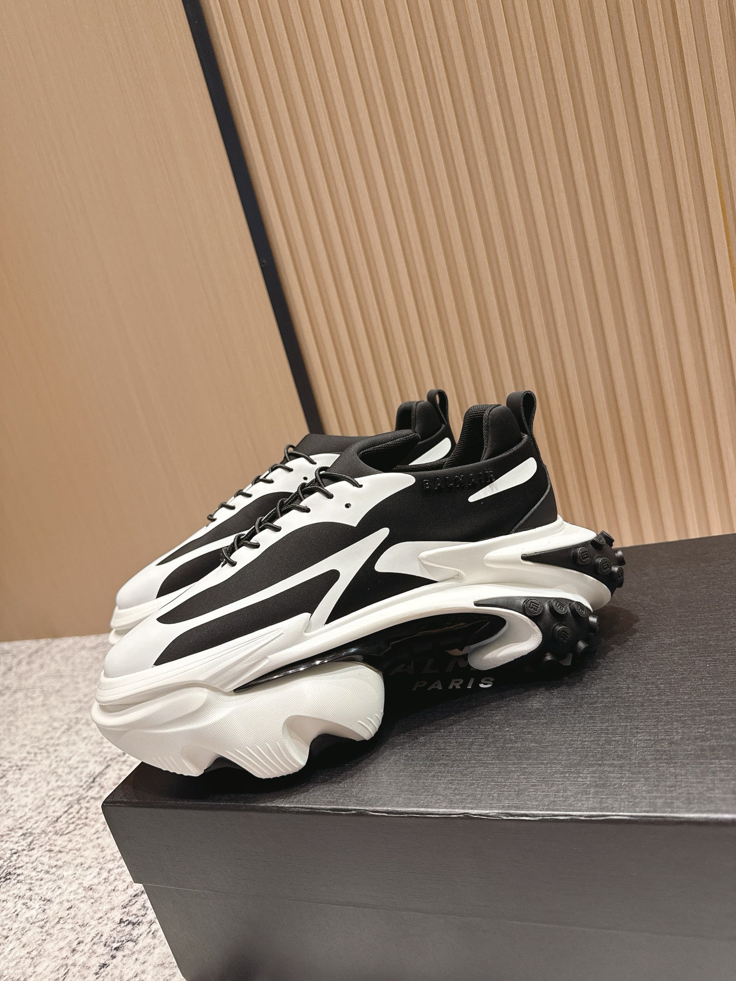 BALMAIN 26S SNEAKERS 60 MM IN WHITE AND BLACK CALFSKIN
