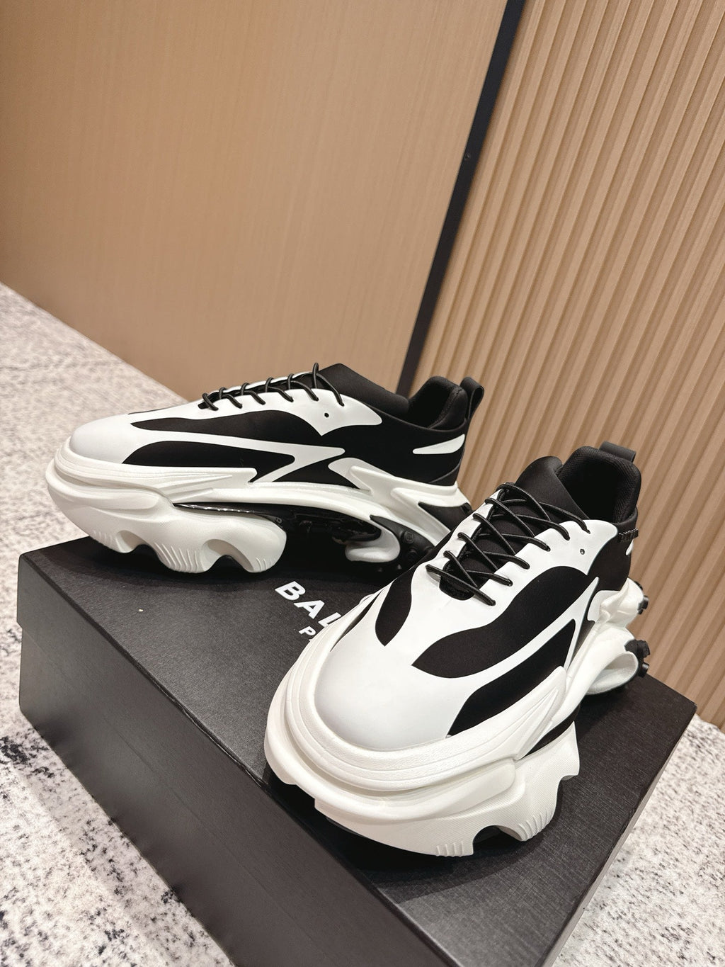 BALMAIN 26S SNEAKERS 60 MM IN WHITE AND BLACK CALFSKIN