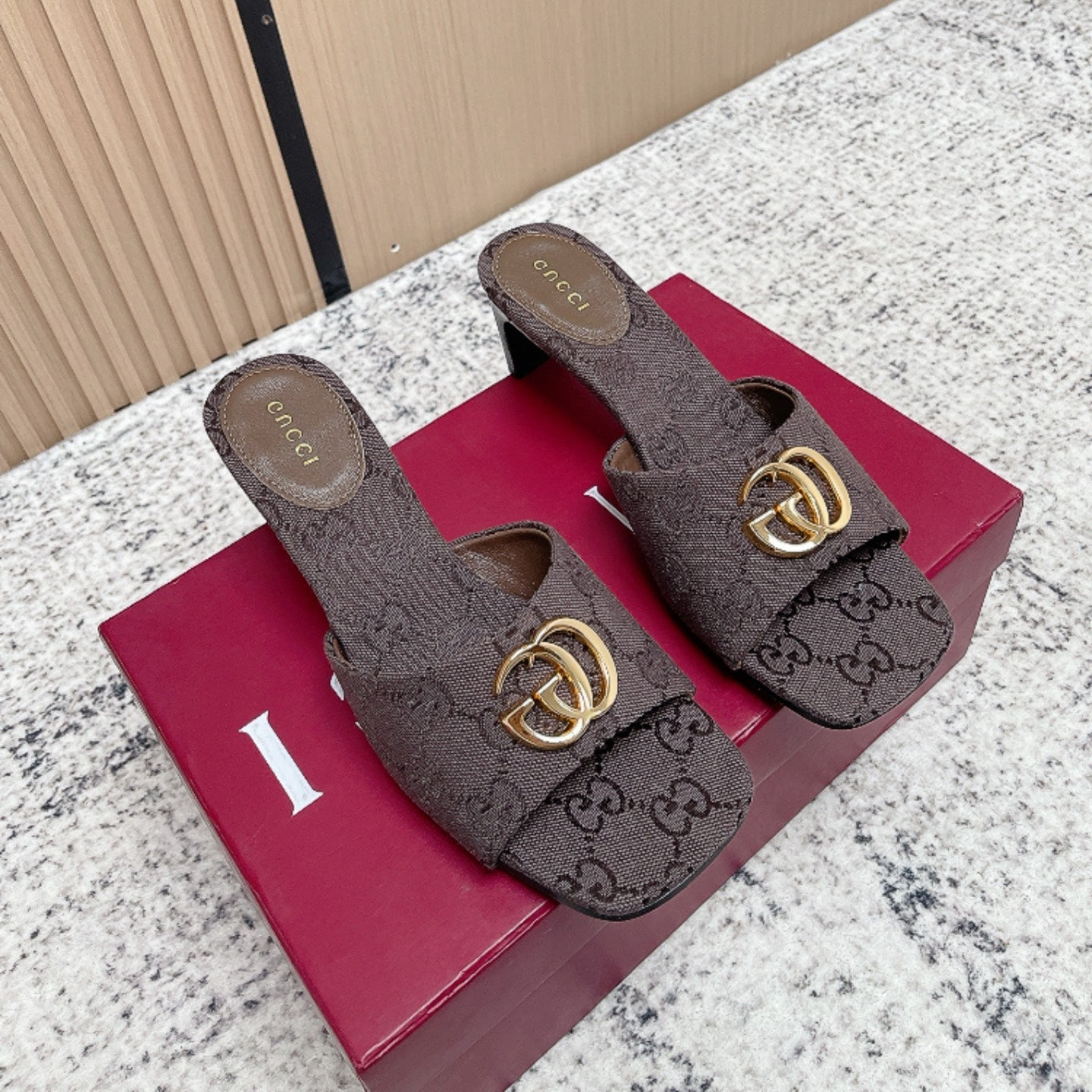 GUCCI 26S HIGH HEELS IN DARK BROWN CANVAS WITH GOLD HARDWARE