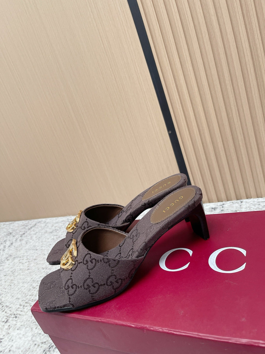 GUCCI 26S HIGH HEELS IN DARK BROWN CANVAS WITH GOLD HARDWARE