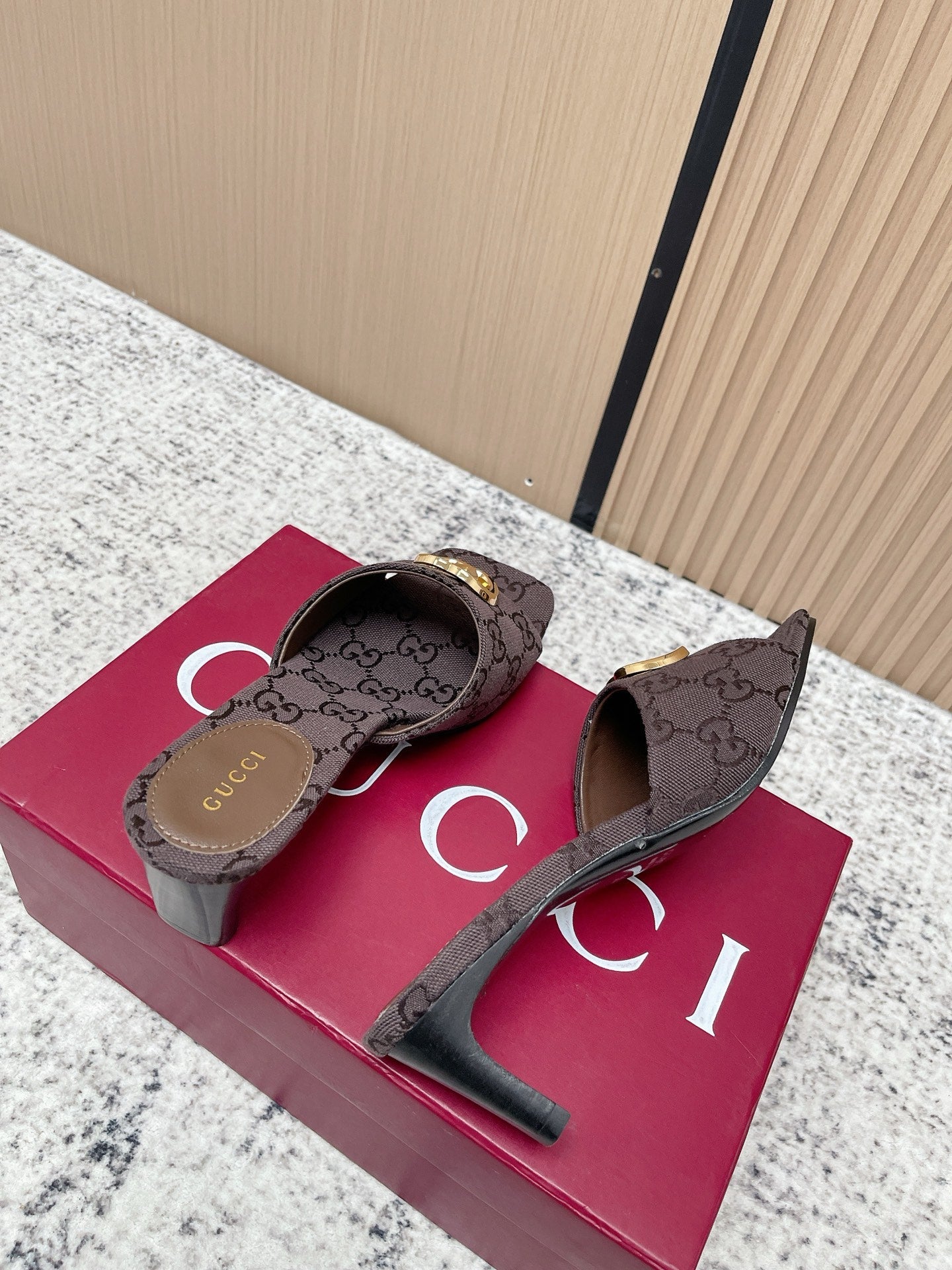 GUCCI 26S HIGH HEELS IN DARK BROWN CANVAS WITH GOLD HARDWARE