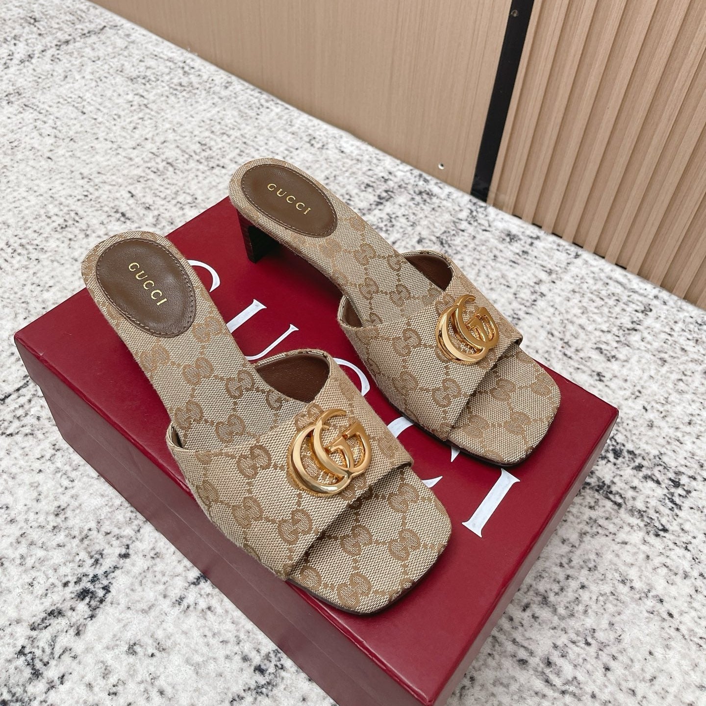GUCCI 26S HIGH HEELS IN BEIGE CANVAS WITH GOLD HARDWARE