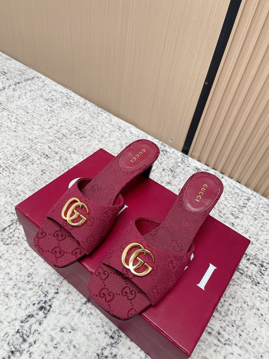 GUCCI 26S HIGH HEELS IN DARK RED CANVAS WITH GOLD HARDWARE
