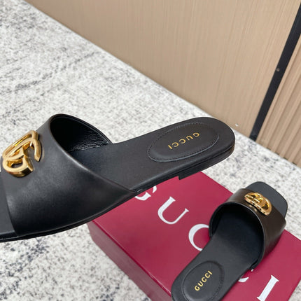 GUCCI 26S SLIDE SANDAL IN BLACK CALFSKIN WITH GOLD HARDWARE