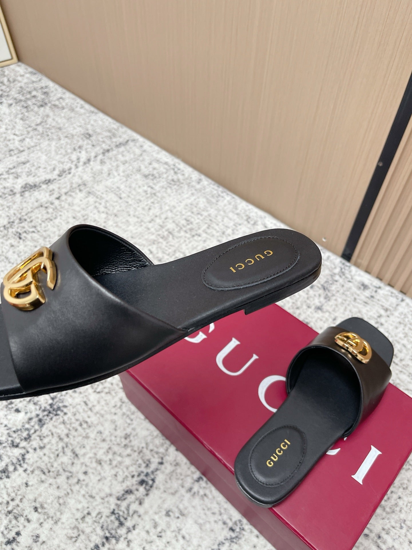 GUCCI 26S SLIDE SANDAL IN BLACK CALFSKIN WITH GOLD HARDWARE