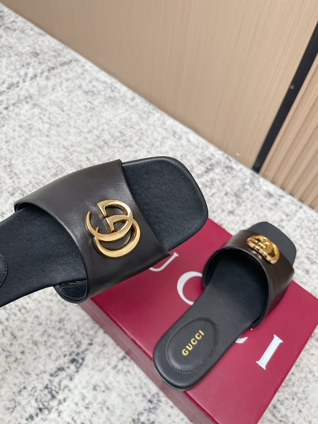 GUCCI 26S SLIDE SANDAL IN BLACK CALFSKIN WITH GOLD HARDWARE