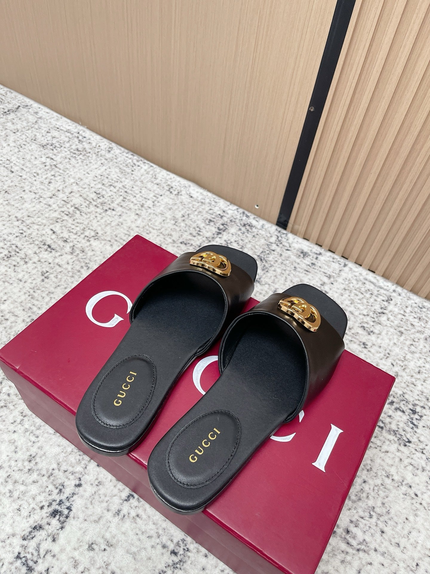 GUCCI 26S SLIDE SANDAL IN BLACK CALFSKIN WITH GOLD HARDWARE
