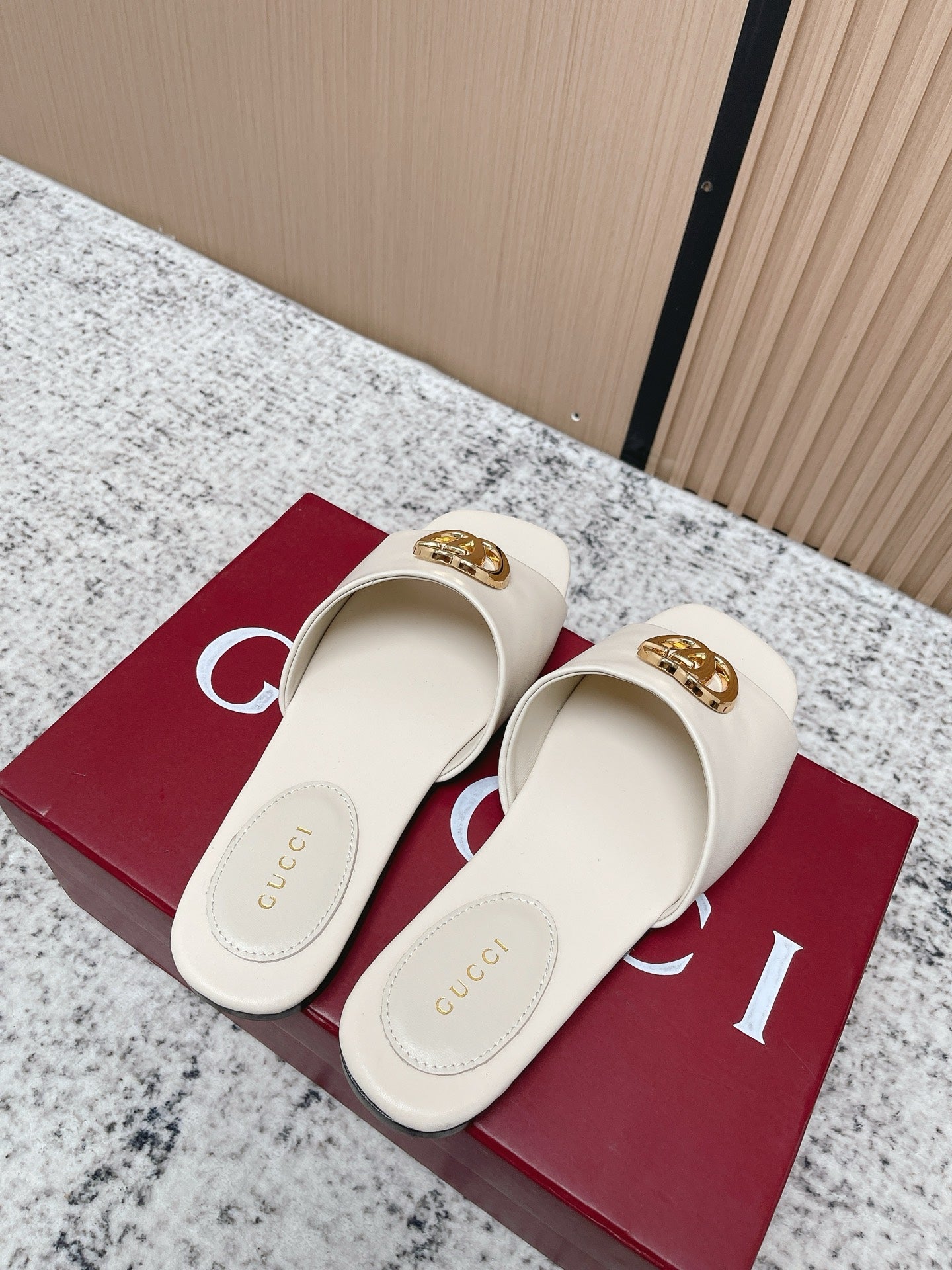 GUCCI 26S SLIDE SANDAL IN CREAM WHITE CALFSKIN WITH GOLD HARDWARE