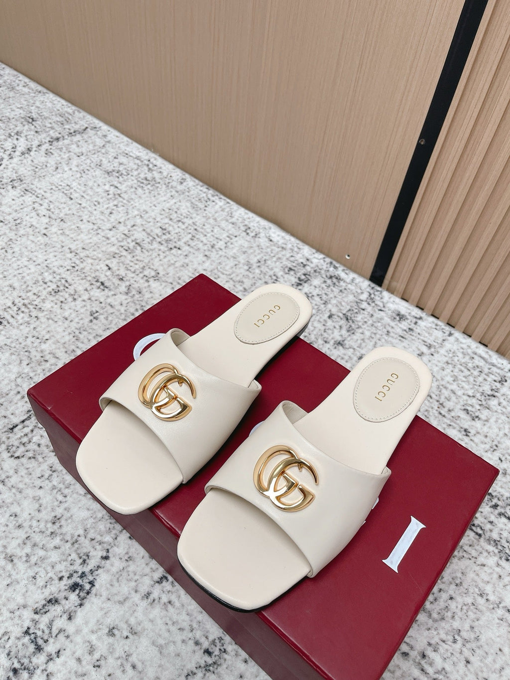 GUCCI 26S SLIDE SANDAL IN CREAM WHITE CALFSKIN WITH GOLD HARDWARE