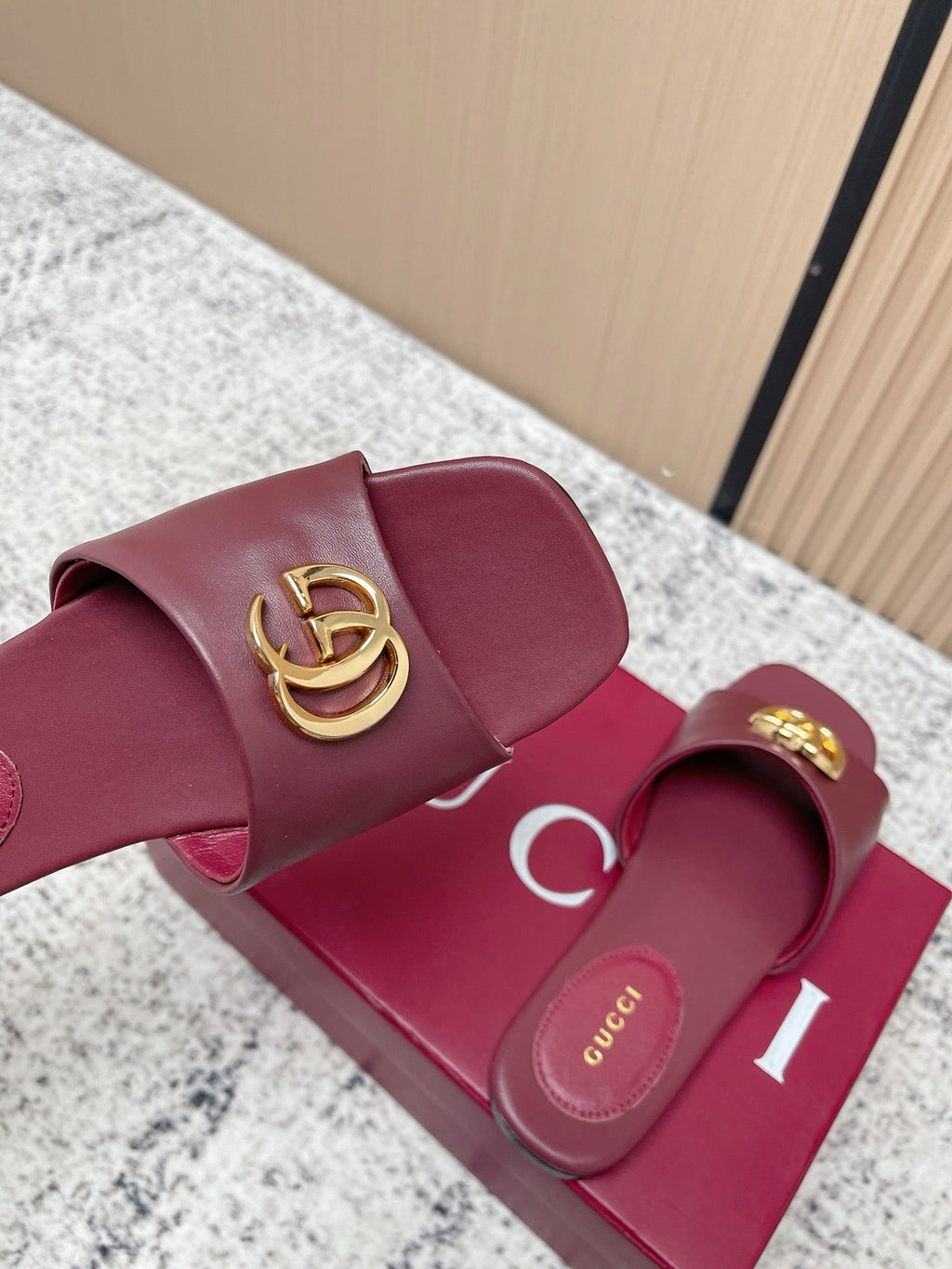 GUCCI 26S SLIDE SANDAL IN DARK RED CALFSKIN WITH GOLD HARDWARE