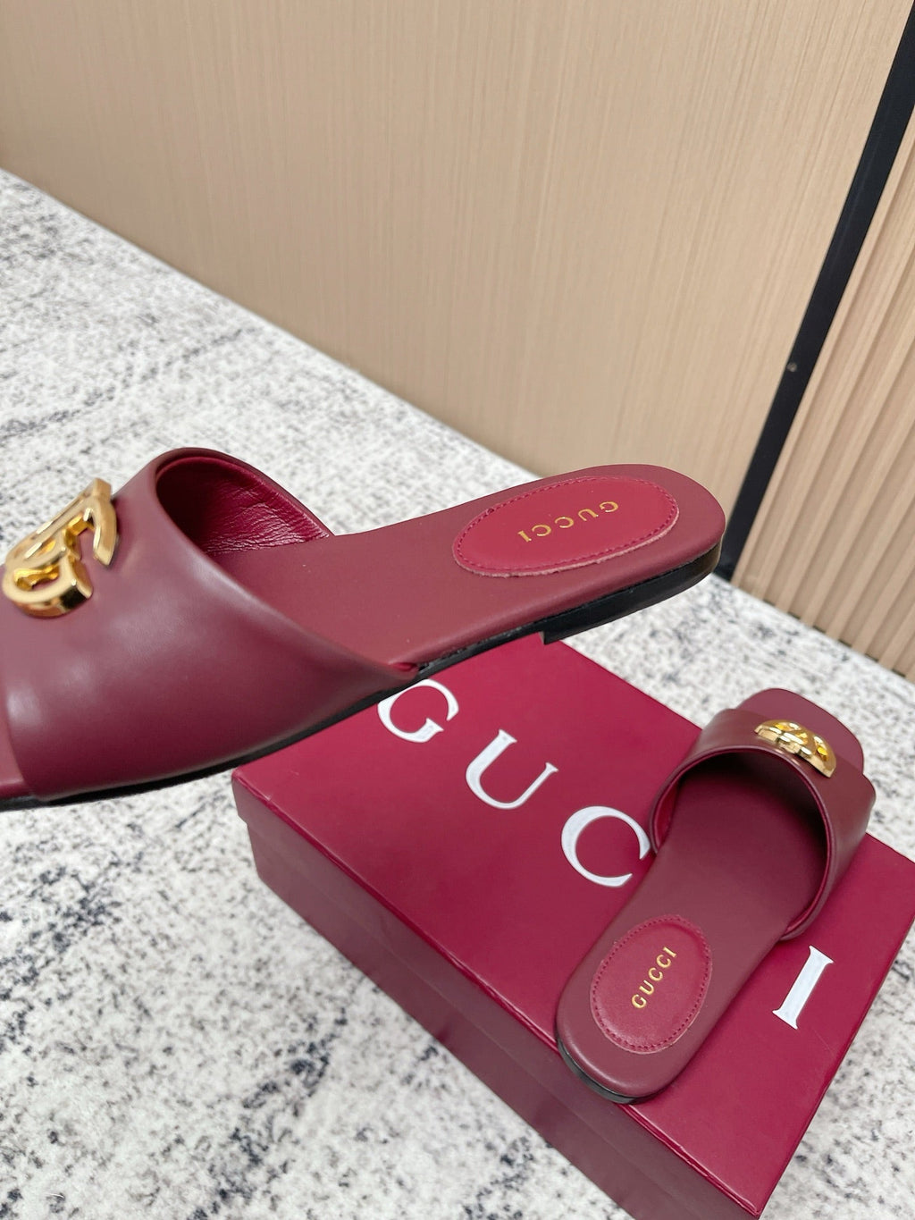 GUCCI 26S SLIDE SANDAL IN DARK RED CALFSKIN WITH GOLD HARDWARE