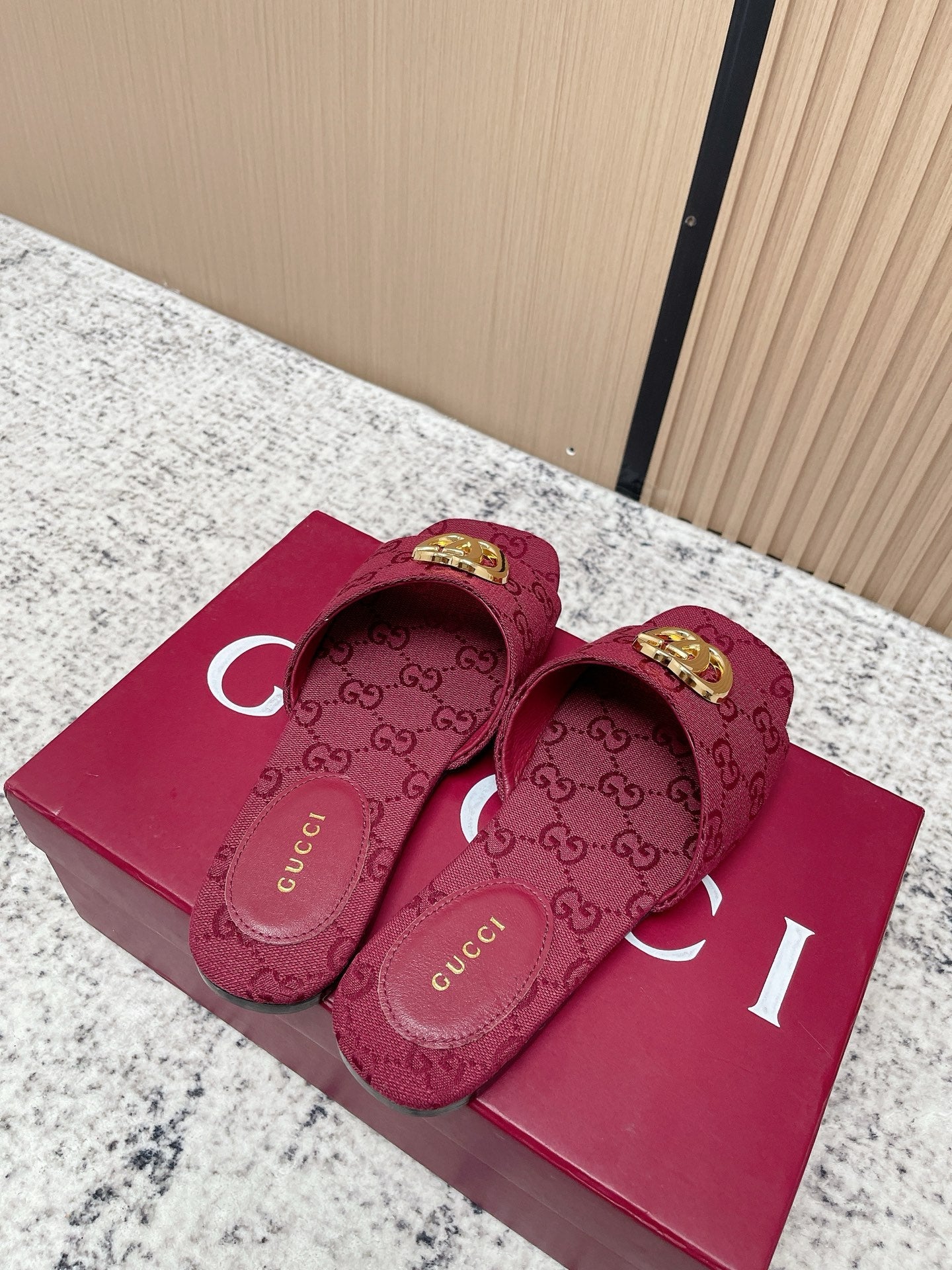 GUCCI 26S SLIDE SANDAL IN DARK RED CANVAS
