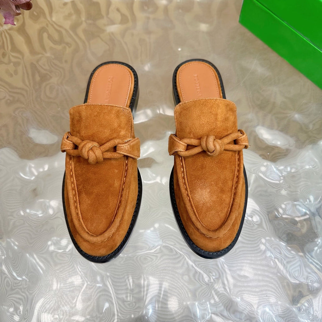 OPEN-BACK LOAFER REALISED IN CINNAMON BROWN SUEDE
