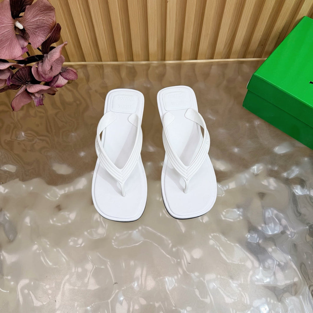 BOTTEGA VENETA 26S HIGH-HEEL THONG SANDALS IN WHITE TPU