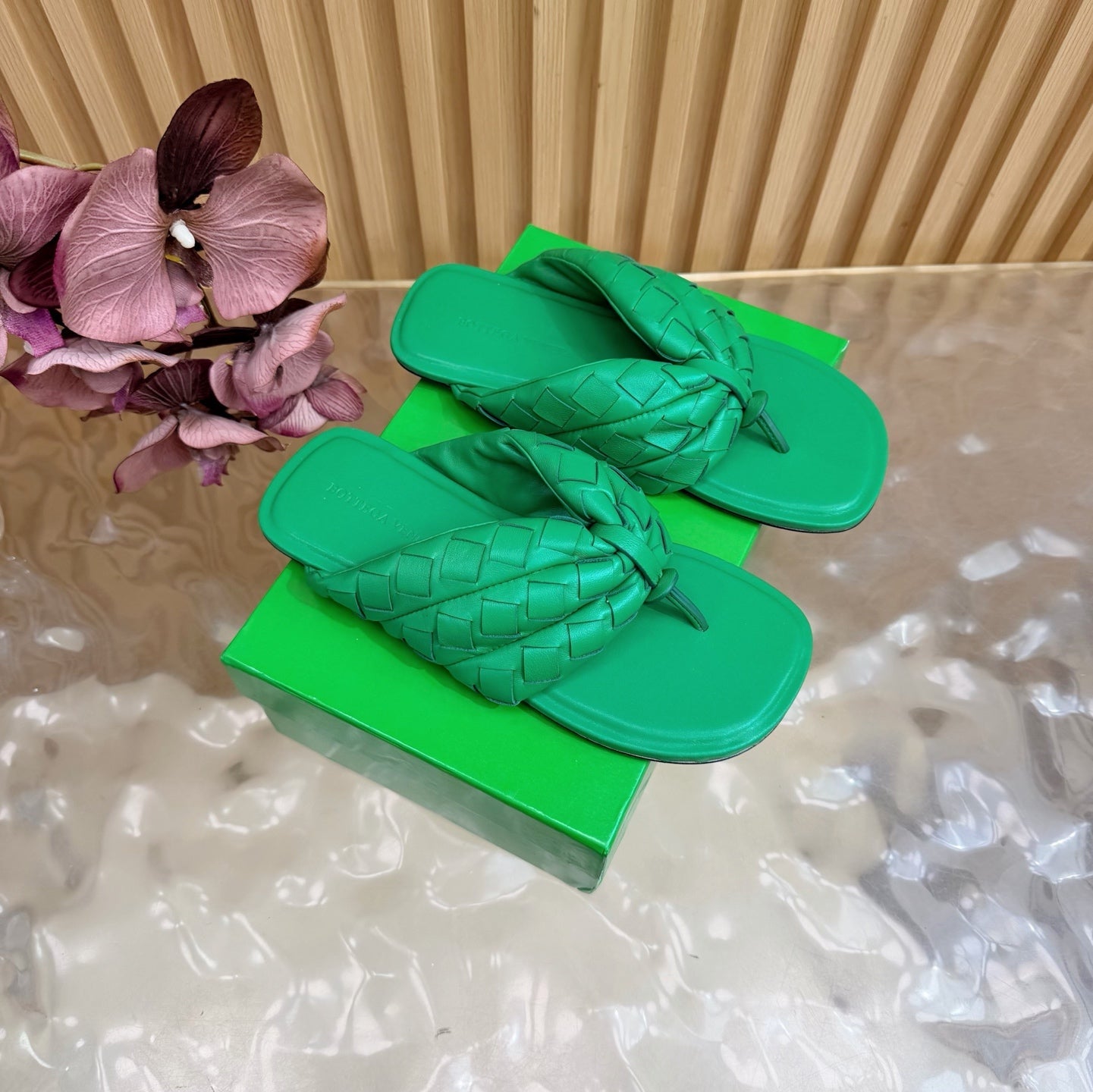 BOTTEGA VENETA 26S THONG SANDALS IN GREEN LAMBSKIN