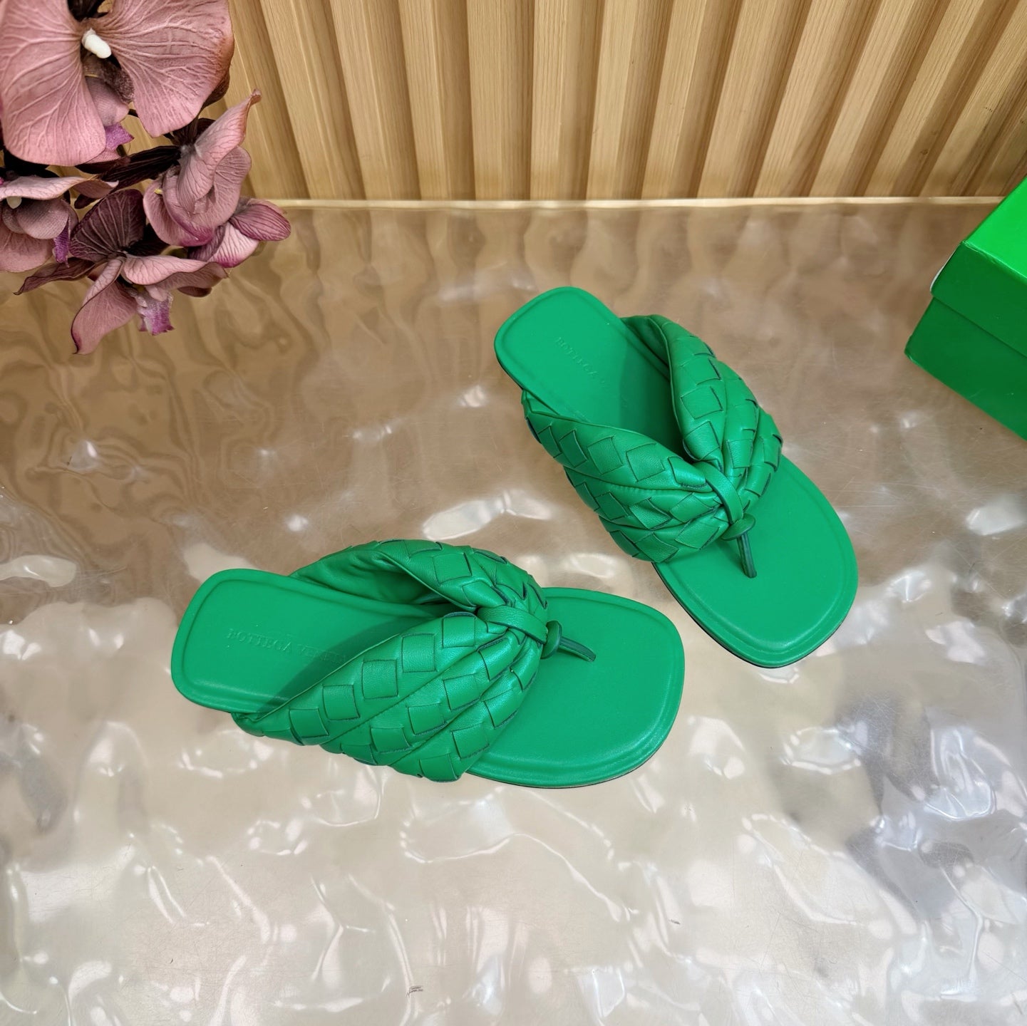 BOTTEGA VENETA 26S THONG SANDALS IN GREEN LAMBSKIN