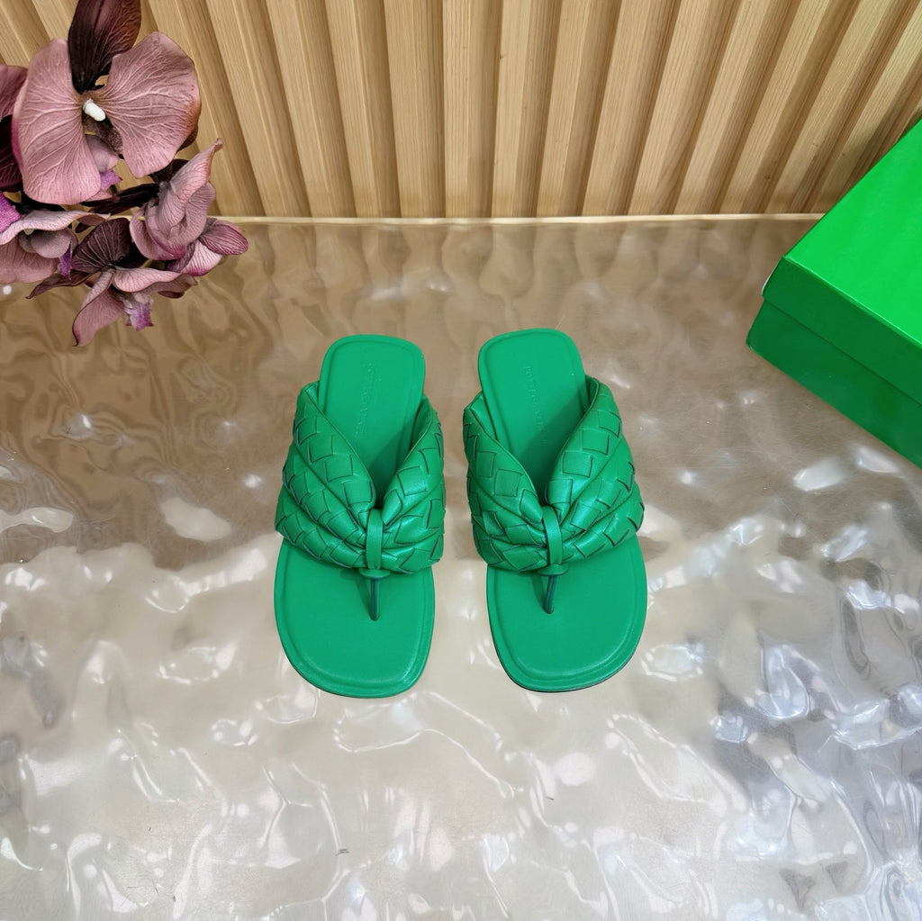 BOTTEGA VENETA 26S THONG SANDALS IN GREEN LAMBSKIN