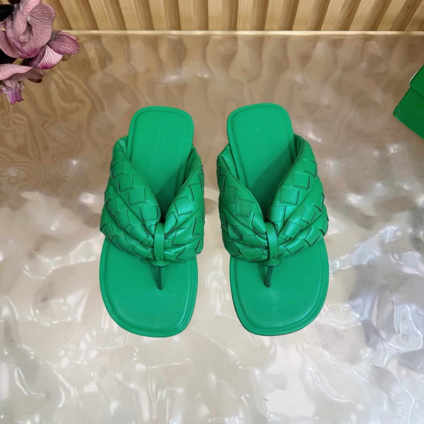 BOTTEGA VENETA 26S THONG SANDALS IN GREEN LAMBSKIN