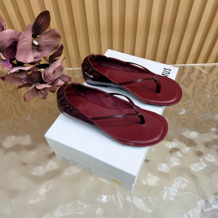 JACQUEMUS 26S CLOSED-BACK THONG SANDALS IN DARK RED CALFSKIN