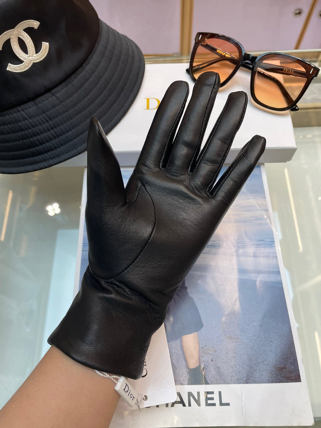 GLOVES WITH METAL HARDWARE IN BLACK LAMBSKIN 218820