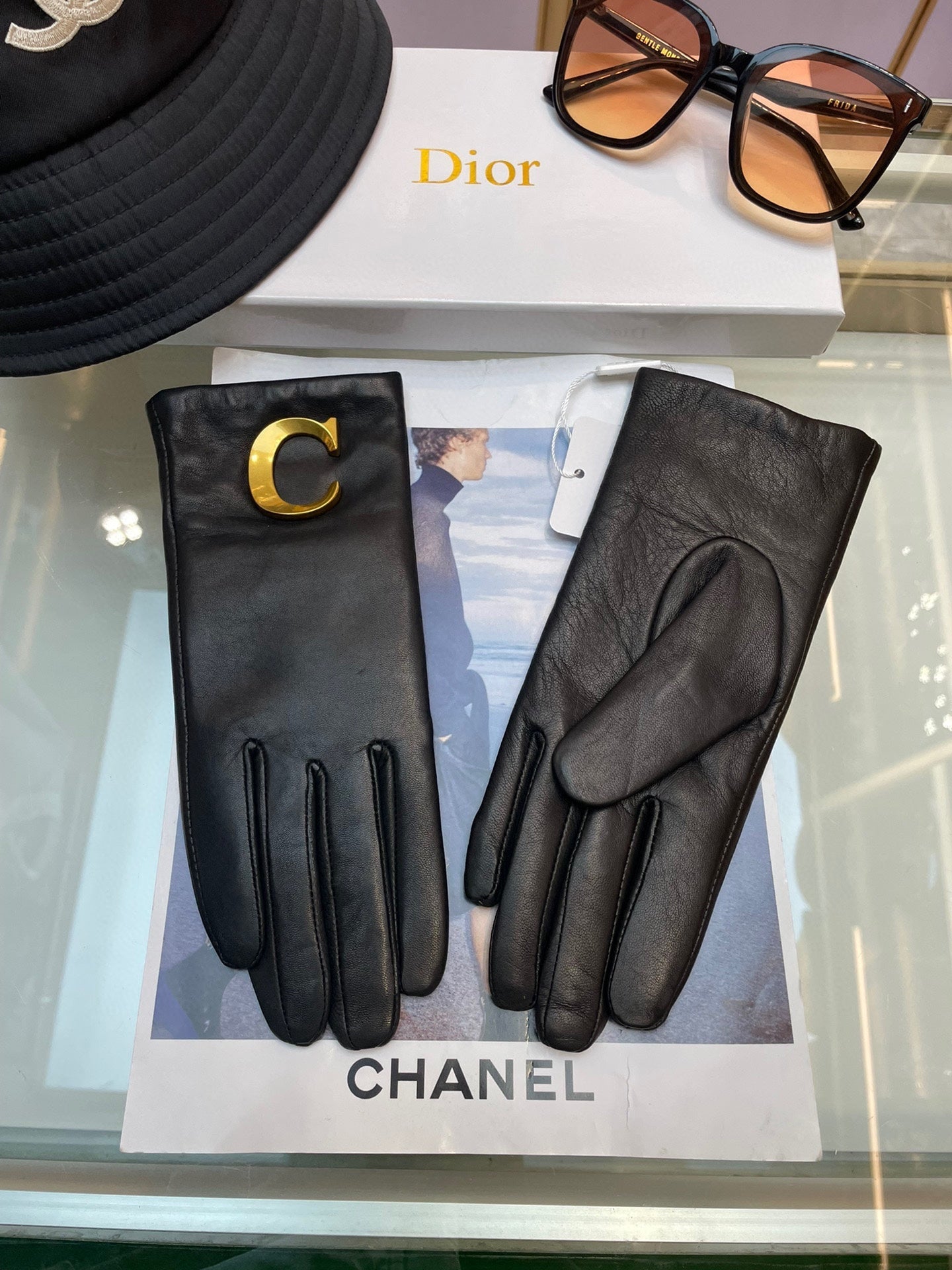 GLOVES WITH METAL HARDWARE IN BLACK LAMBSKIN 218820