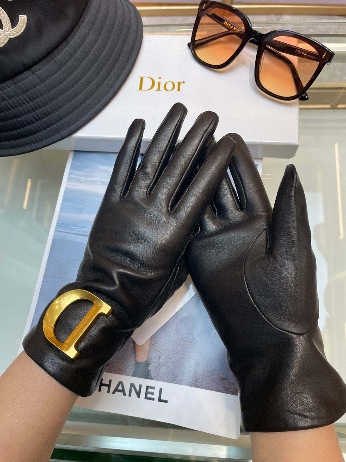 GLOVES WITH METAL HARDWARE IN BLACK LAMBSKIN 218820