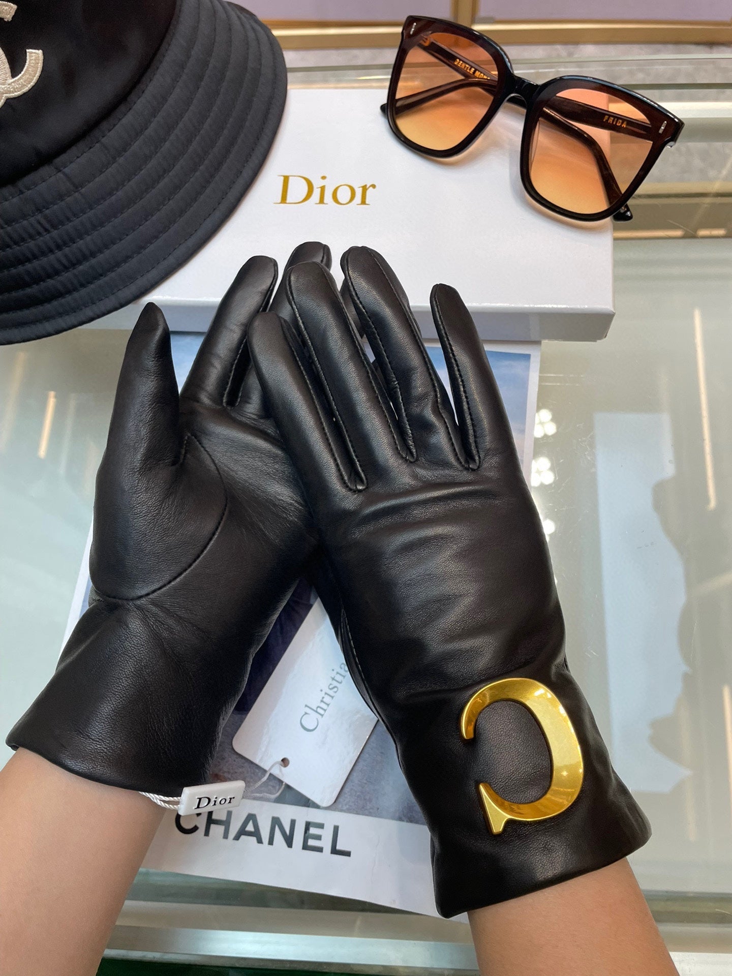 GLOVES WITH METAL HARDWARE IN BLACK LAMBSKIN 218820