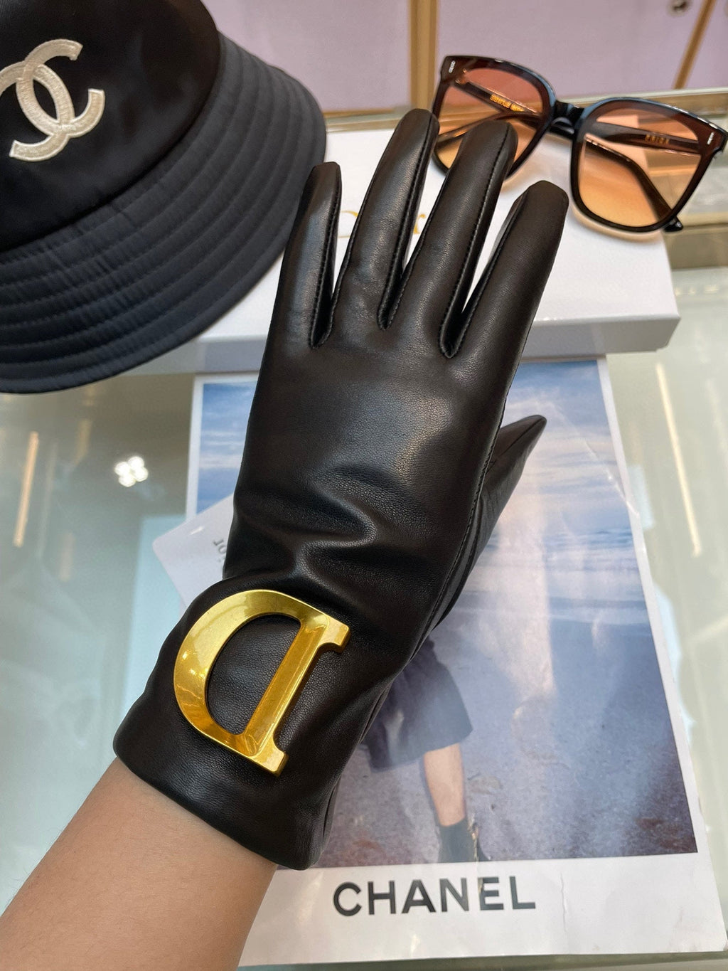 GLOVES WITH METAL HARDWARE IN BLACK LAMBSKIN 218820