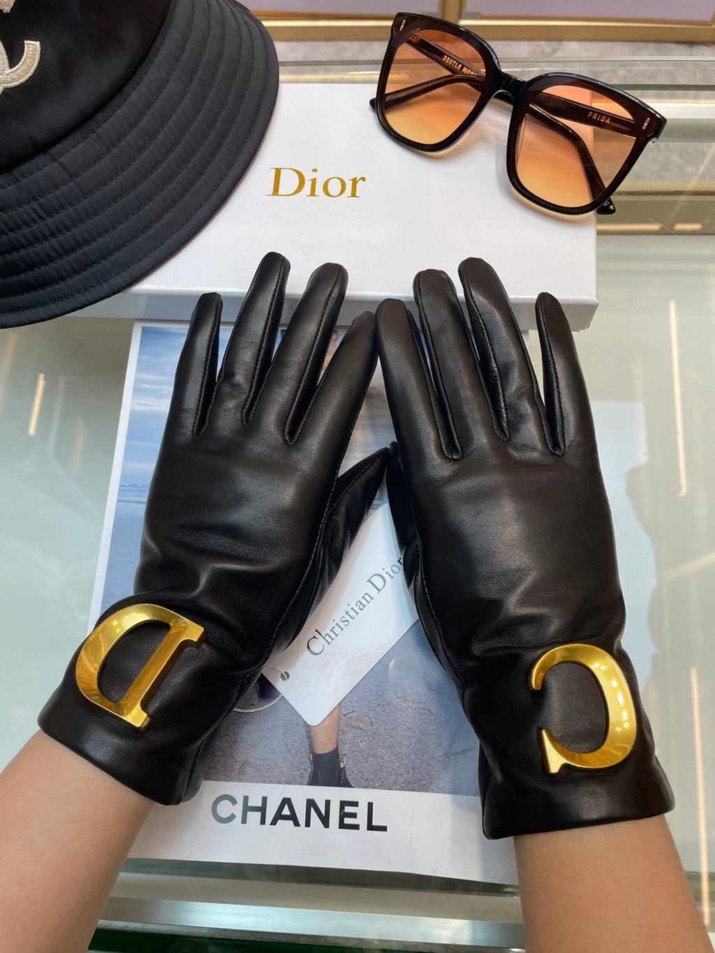 GLOVES WITH METAL HARDWARE IN BLACK LAMBSKIN 218820