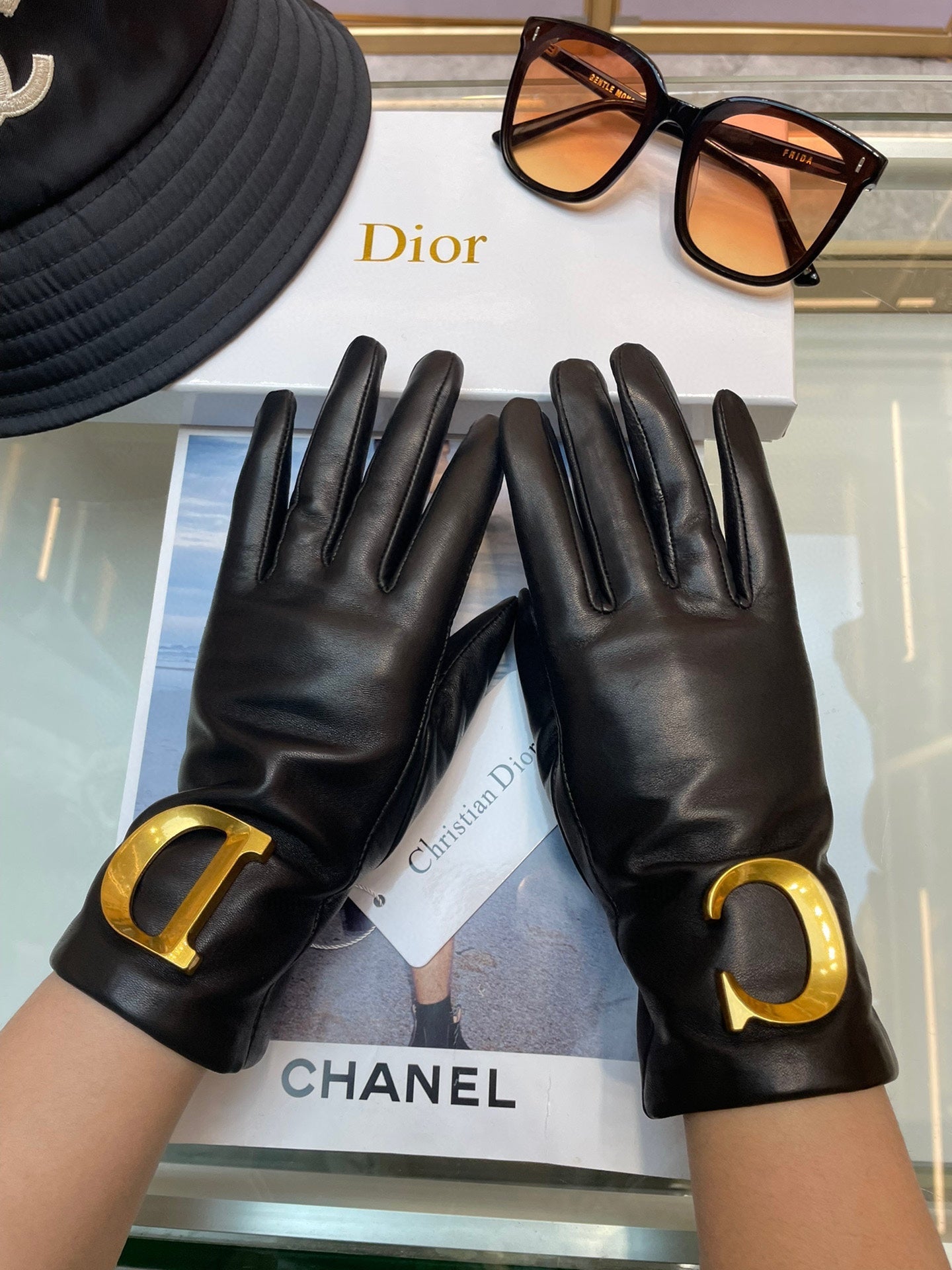 GLOVES WITH METAL HARDWARE IN BLACK LAMBSKIN 218820
