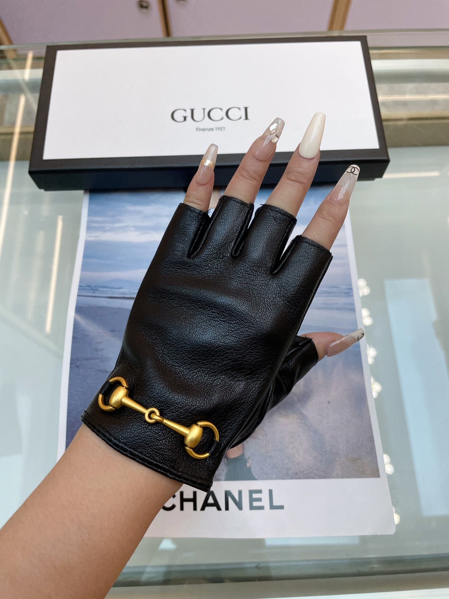 FINGERLESS GLOVES IN BLACK LAMBSKIN WITH GOLD HORSEBIT 432606