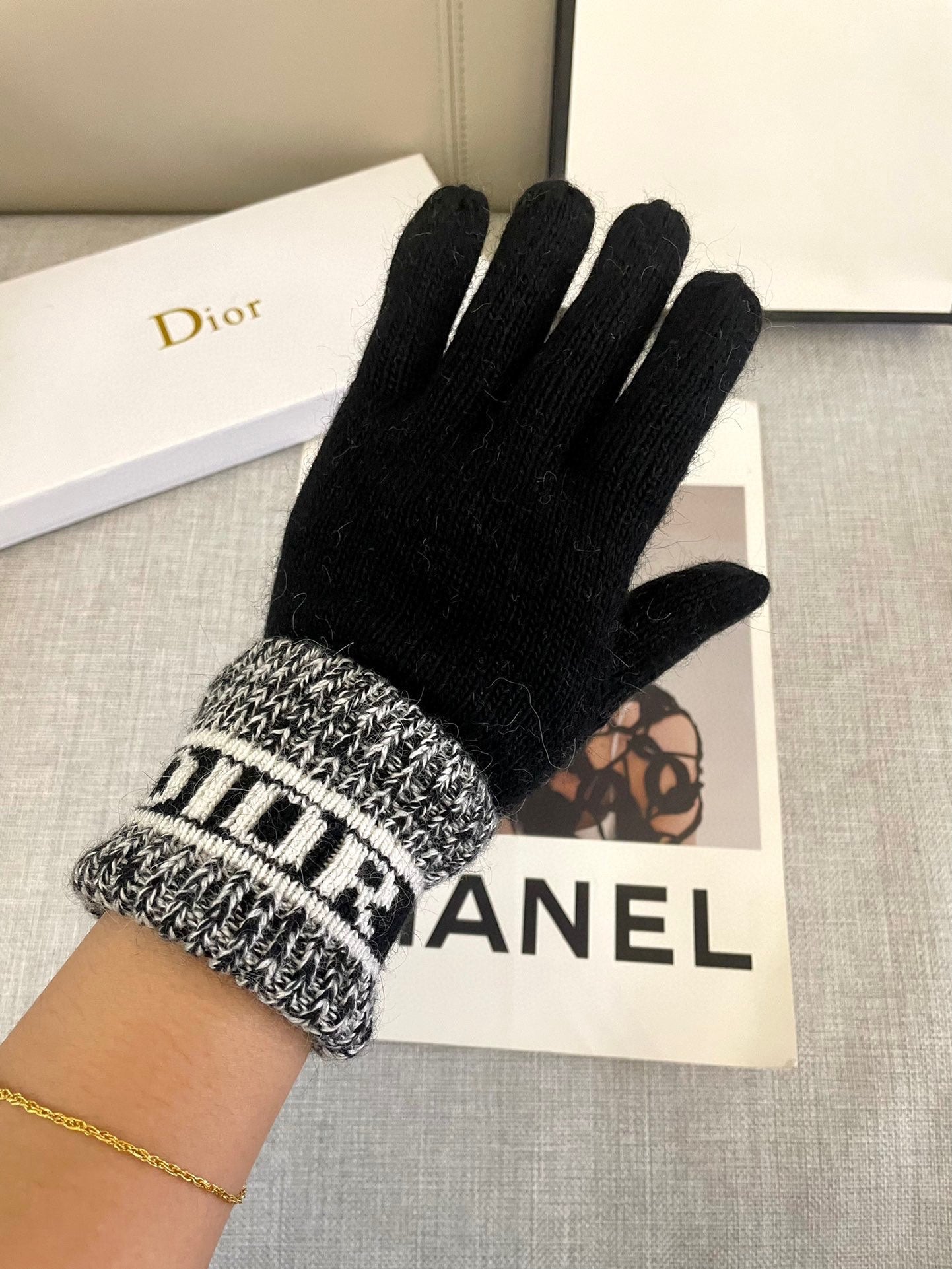 KNITTED GLOVES IN BLACK MIX WHITE WOOL 449712