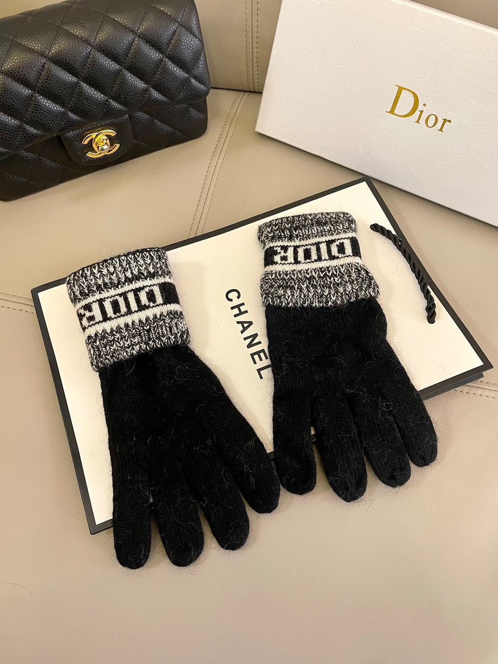 KNITTED GLOVES IN BLACK MIX WHITE WOOL 449712