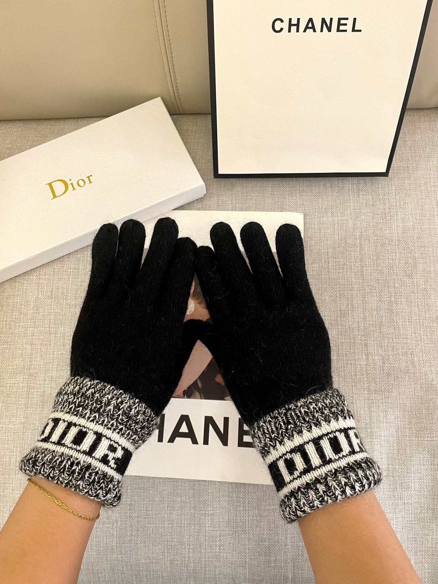 KNITTED GLOVES IN BLACK MIX WHITE WOOL 449712