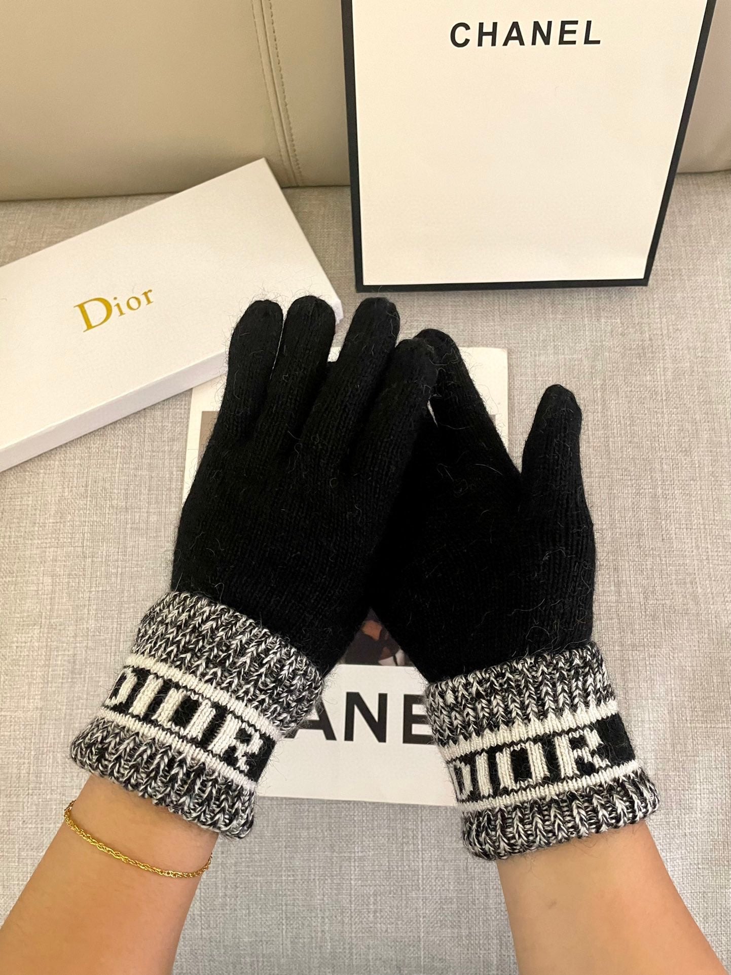 KNITTED GLOVES IN BLACK MIX WHITE WOOL 449712