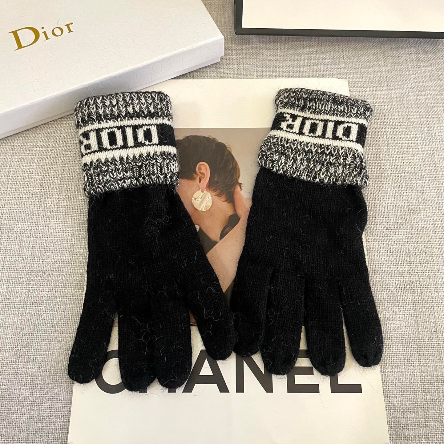 KNITTED GLOVES IN BLACK MIX WHITE WOOL 449712