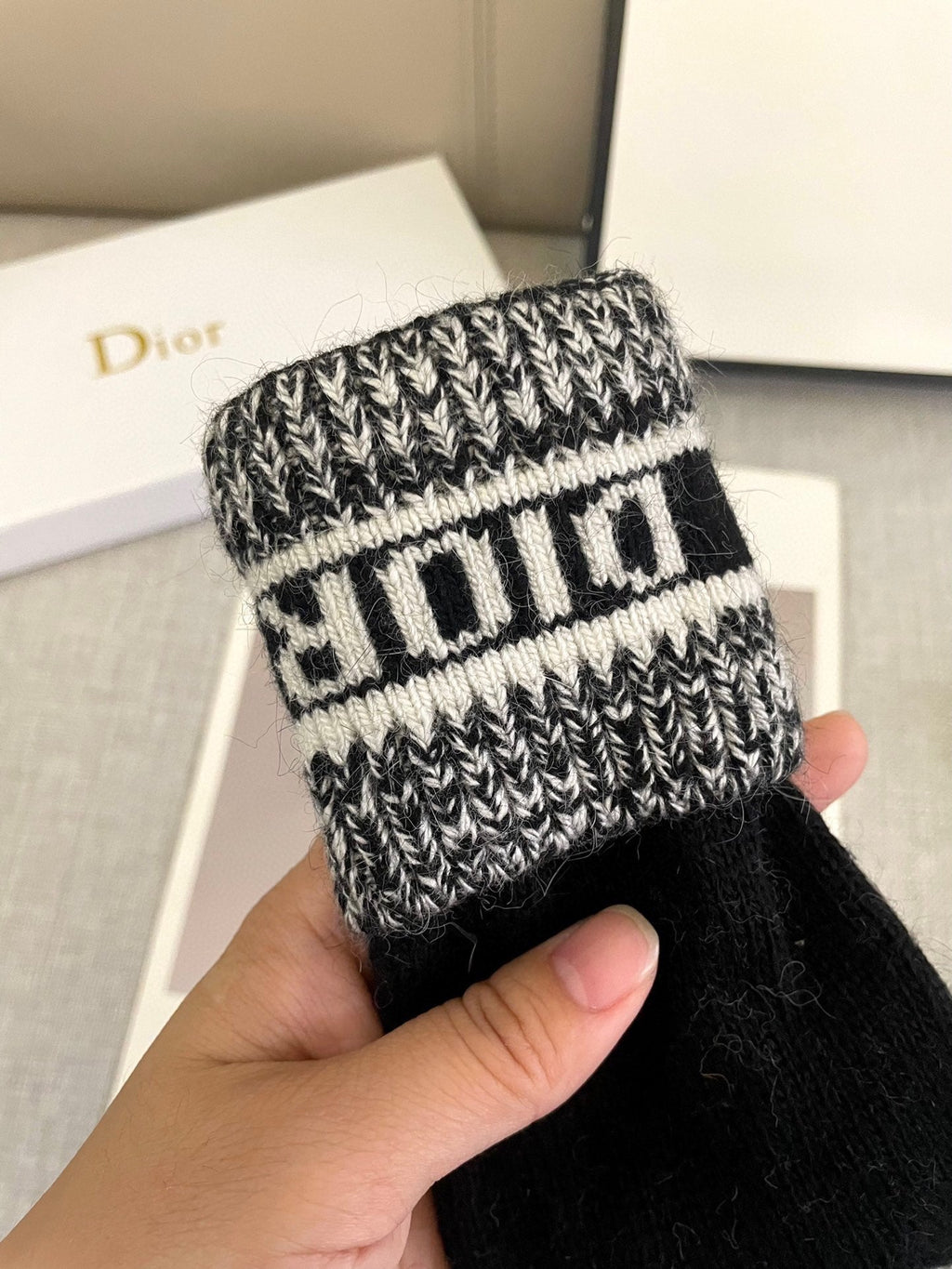KNITTED GLOVES IN BLACK MIX WHITE WOOL 449712