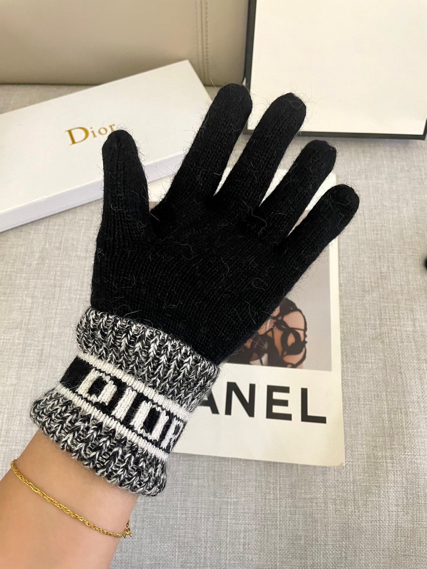 KNITTED GLOVES IN BLACK MIX WHITE WOOL 449712