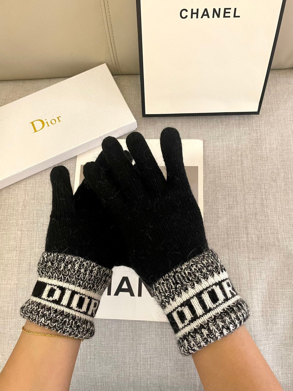 KNITTED GLOVES IN BLACK MIX WHITE WOOL 449712
