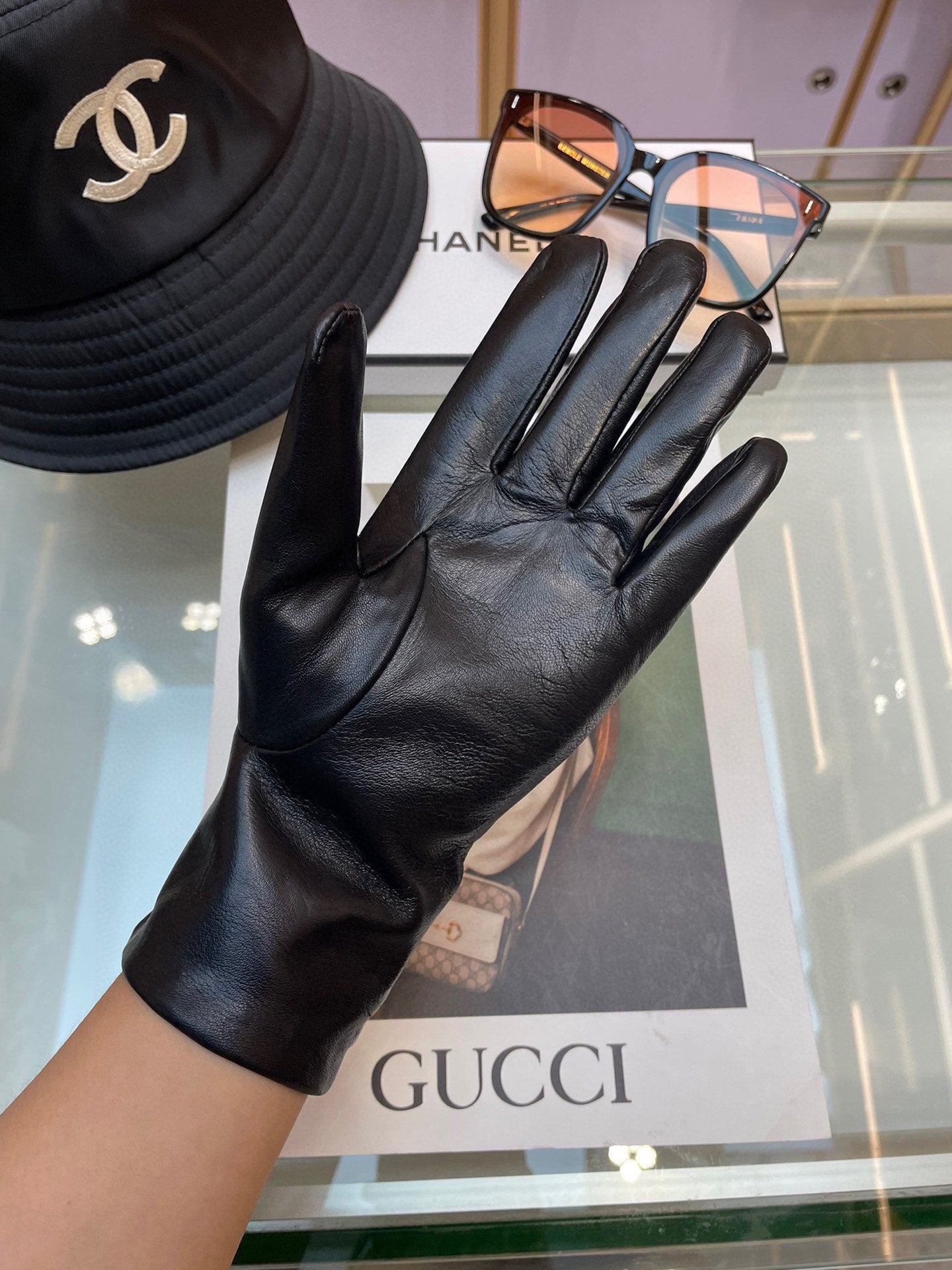 GLOVES IN BLACK LAMBSKIN GOLD HARDWARE 463837